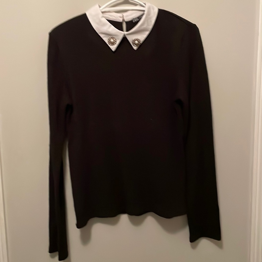 Black knitwear with white cotton collar with elegant silver and Pearl buttons
